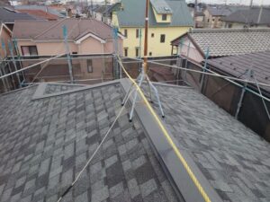 屋根はシングル材です。今回はかぶせ工法ではなく塗り替えで対応します。
