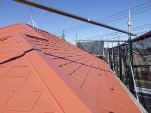 屋根はオレンジ色で壁との補色の関係になります。鮮やかな色で壁とのバランスもいいと思います