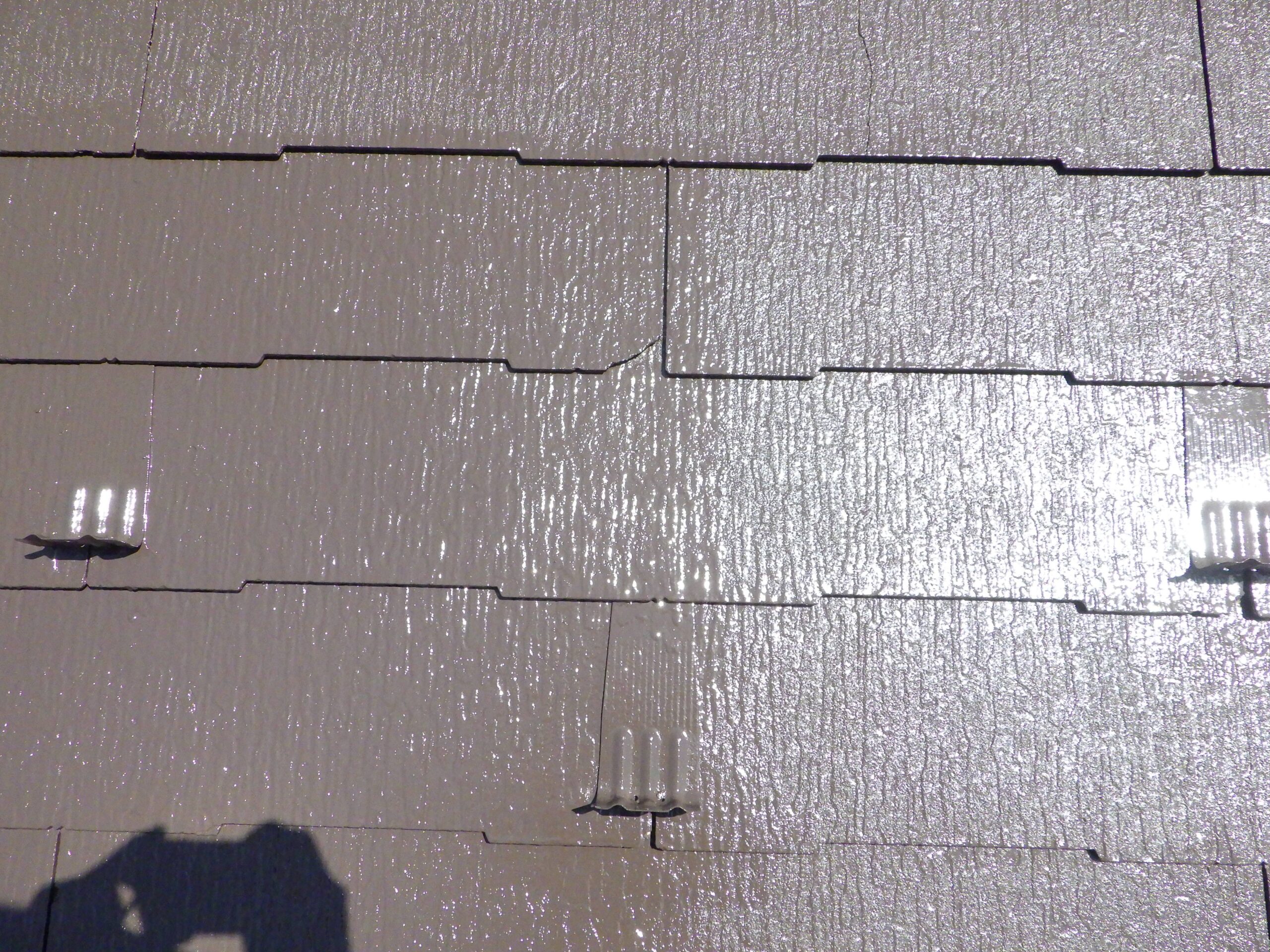 屋根の比較です。左がプライマー、中塗り、上塗り3回塗り。右が２回塗りです。どうですか？左は平滑になっています。右はまだ表面のざらざらしています。いかに雨水を排水するか考えたら３回塗りです。
